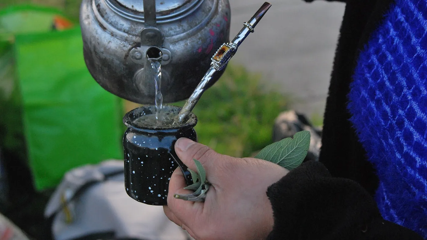 Garrafa térmica para chimarrão: pressão ou rolha, vidro ou inox, e qual tamanho