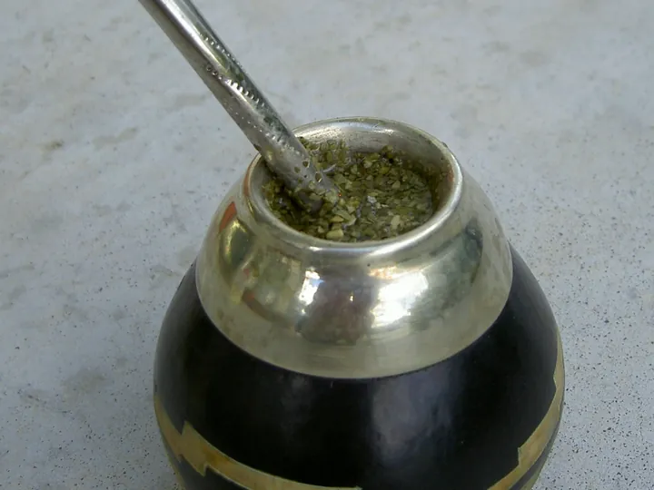 Imagem ilustrativa: Copo térmico cuia com bomba inox para tereré 360 ml